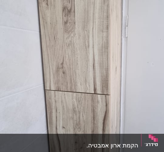 ארון עץ עם דלתות במראה עץ טבעי